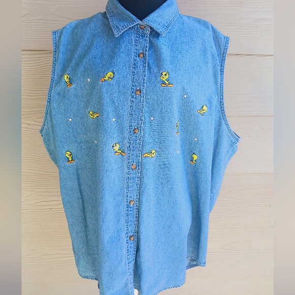 💥Plus size💥Looney Tunes tweety sleeveless denim top - Picture 3 of 8